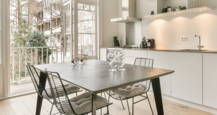 cucina con elementi metallici, design moderno